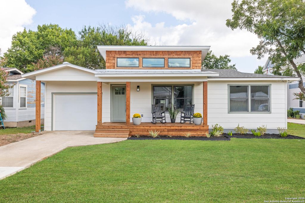 Photo of 320 Hickman, Boerne, TX 78006 (MLS # 1893219)