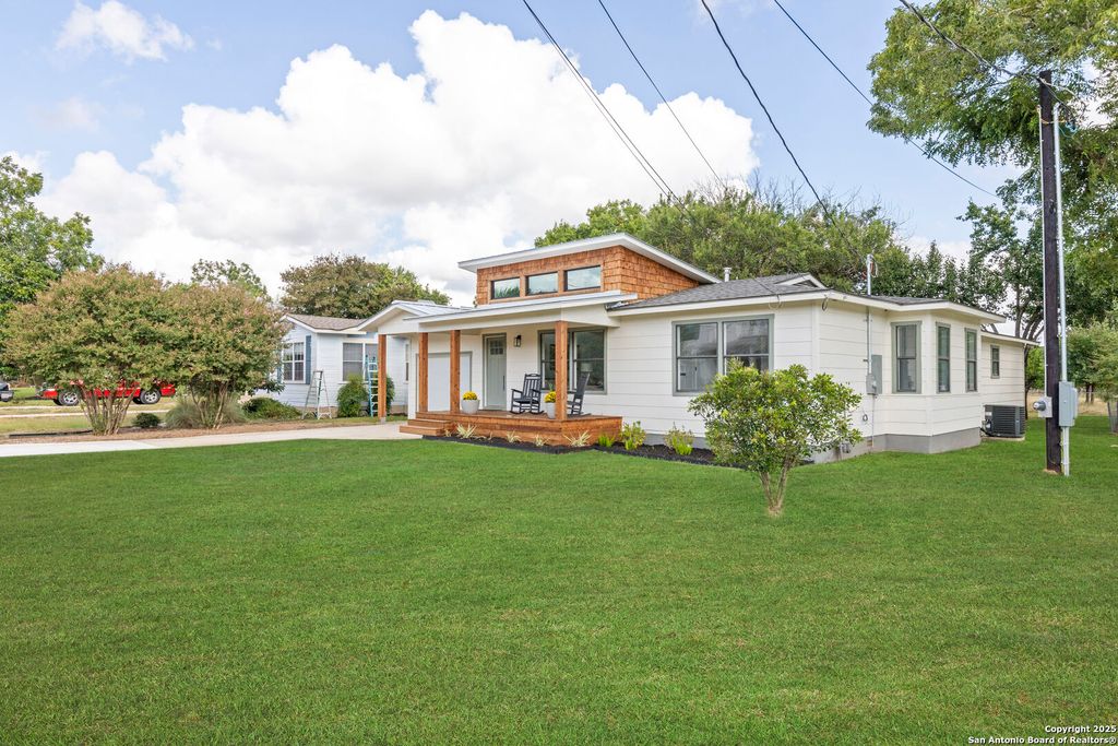 Photo of 320 Hickman, Boerne, TX 78006 (MLS # 1893219)