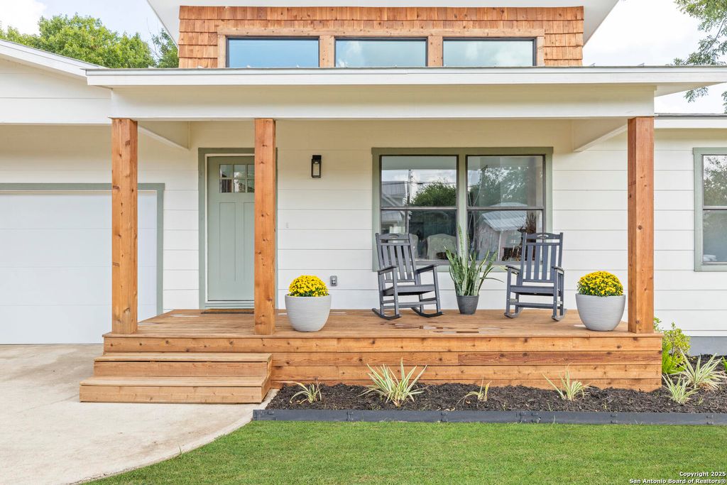 Photo of 320 Hickman, Boerne, TX 78006 (MLS # 1893219)