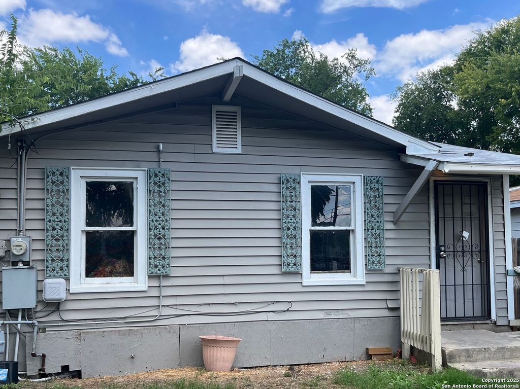 Photo of 1503 Lombrano, San Antonio, TX 78207 (MLS # 1906945)