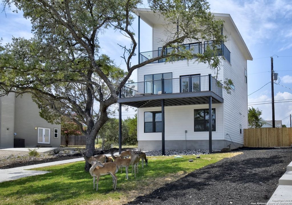 Photo of 675 Hummingbird, Canyon Lake, TX 78133 (MLS # 1897680)