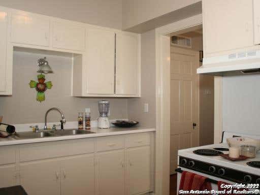 Photo of 335 E ROSEWOOD AVE 1 #1, San Antonio, TX 78212 (MLS # 2004067)