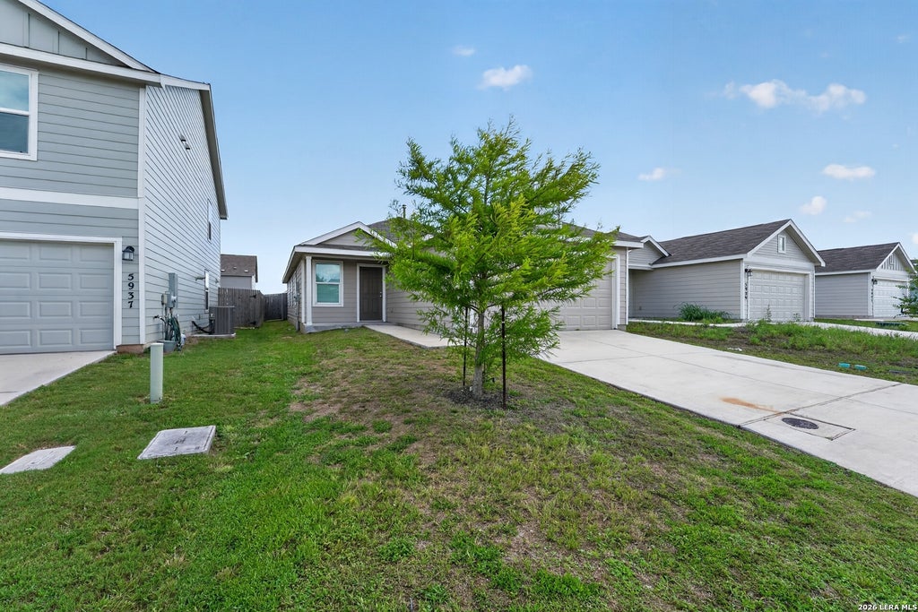 Photo of 5933 Antonio Pl, Seguin, TX 78155 (MLS # 1973077)