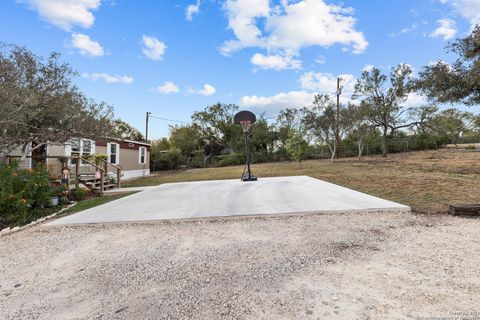 A home in Hondo