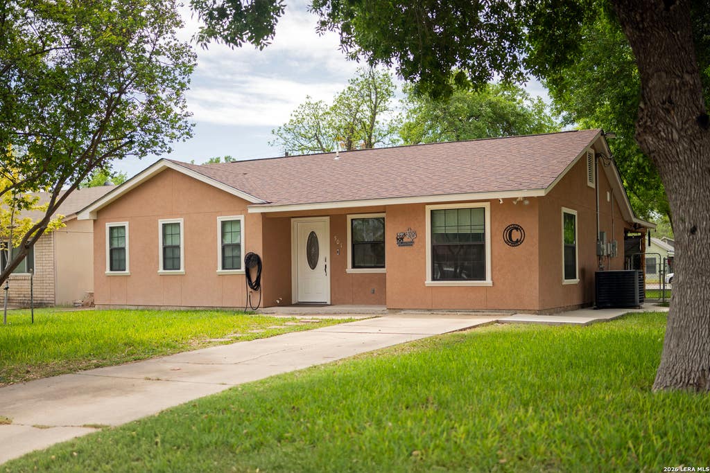 Photo of 501 Perez St, Uvalde, TX 78801 (MLS # 1956501)