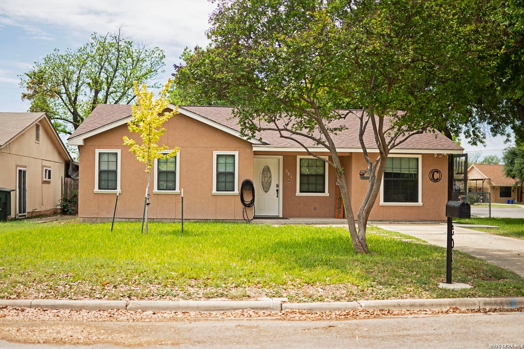 Photo of 501 Perez St, Uvalde, TX 78801 (MLS # 1956501)