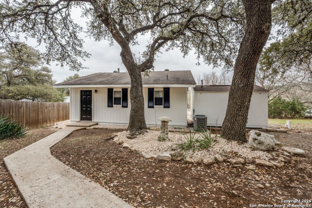 Photo of 505 Buckhorn, Canyon Lake, TX 78133 (MLS # 1934327)