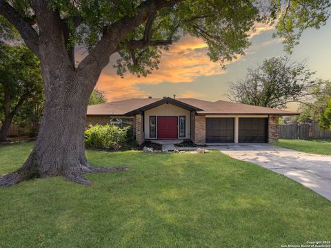 502 Moorside Windcrest TX 78239