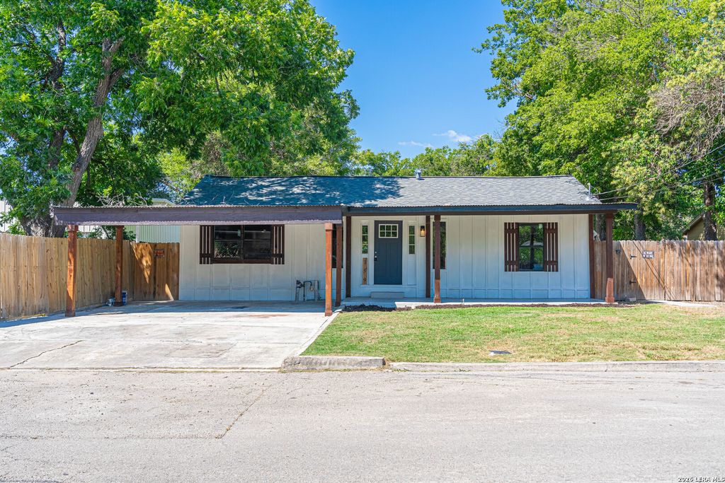 Photo of 159 S Hackberry Avenue, New Braunfels, TX 78130 (MLS # 1944429)