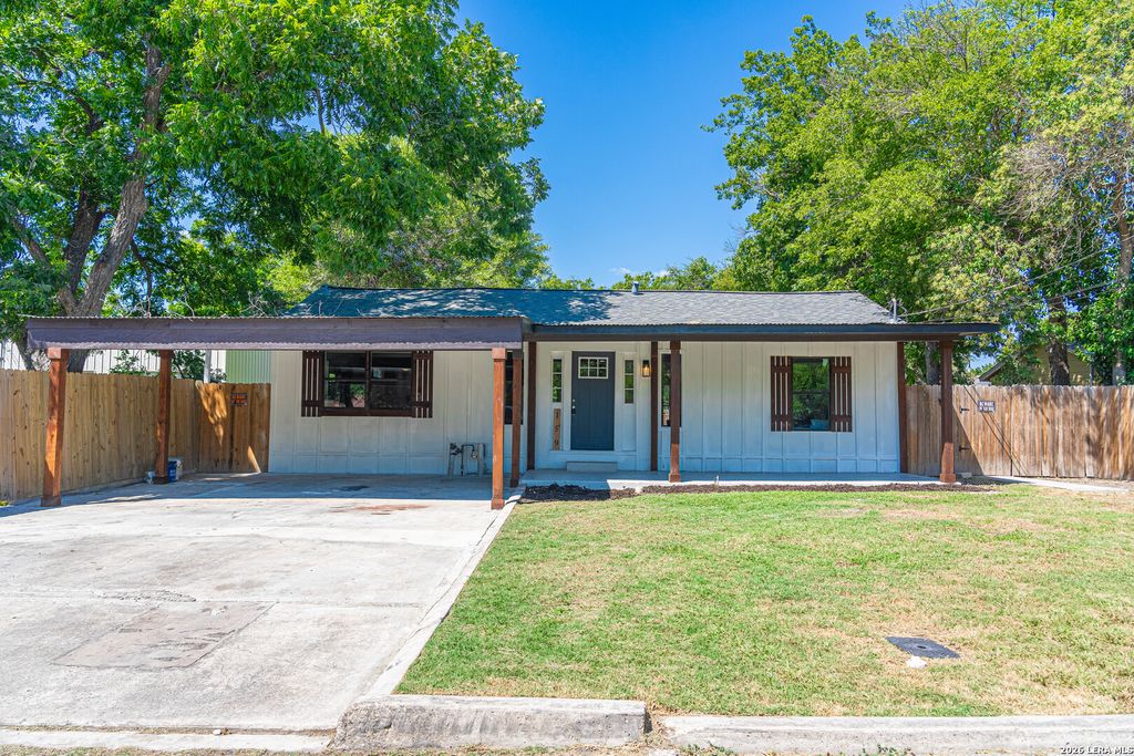 Photo of 159 S Hackberry Avenue, New Braunfels, TX 78130 (MLS # 1944429)