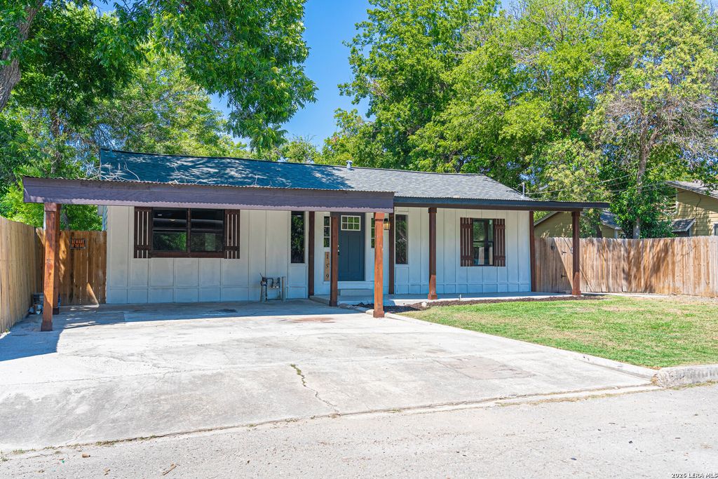 Photo of 159 S Hackberry Avenue, New Braunfels, TX 78130 (MLS # 1944429)