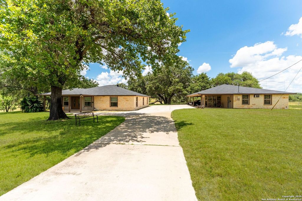 Photo of 103 Misty Bend, Floresville, TX 78114 (MLS # 1882415)