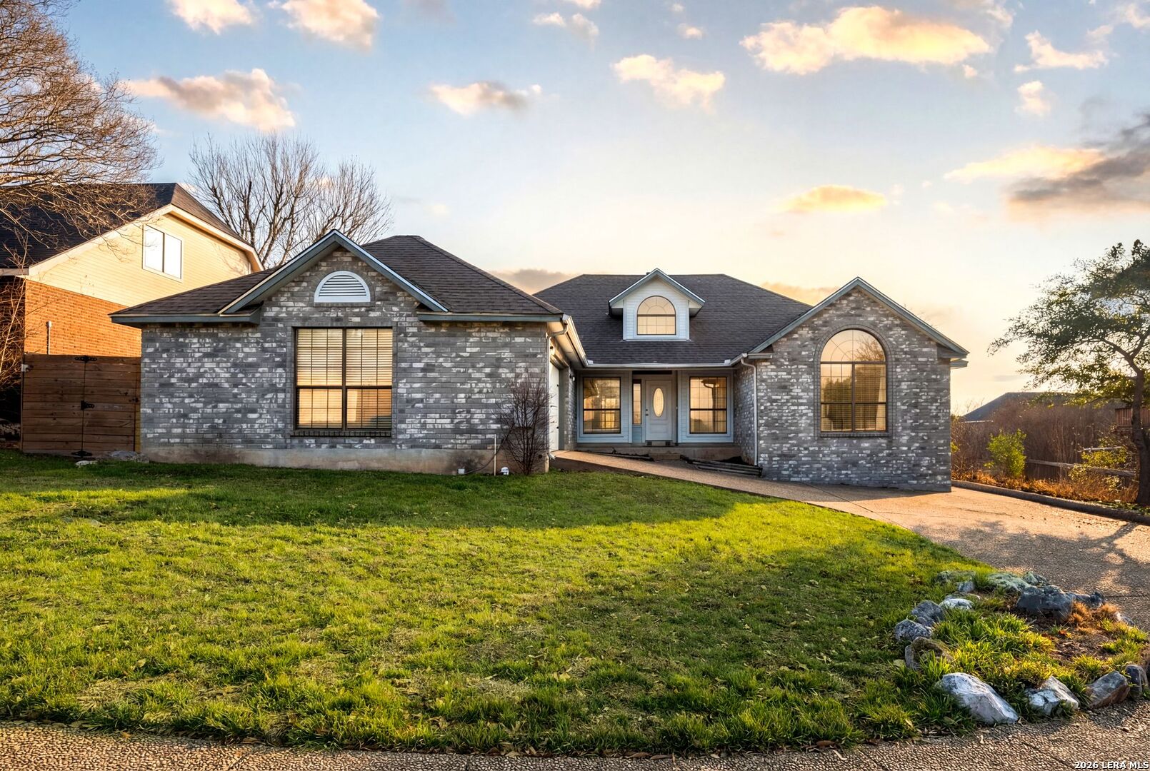 Search 738 Arch Stone