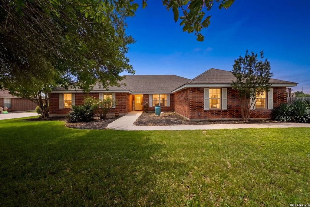 Photo of 122 Castlewood Dr, Seguin, TX 78155 (MLS # 1964044)