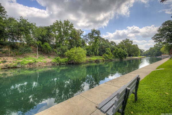 500 N MARKET ST APT 105, NEW BRAUNFELS, TX 78130 - Image d0c337468ddb3d395952b8fcea3d1d07/94384137