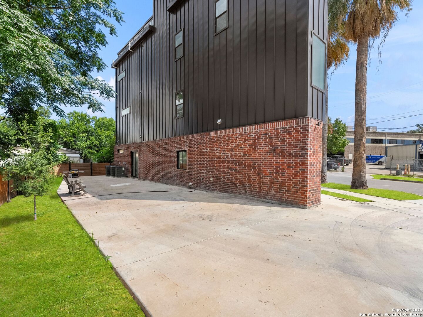727 E Park Ave