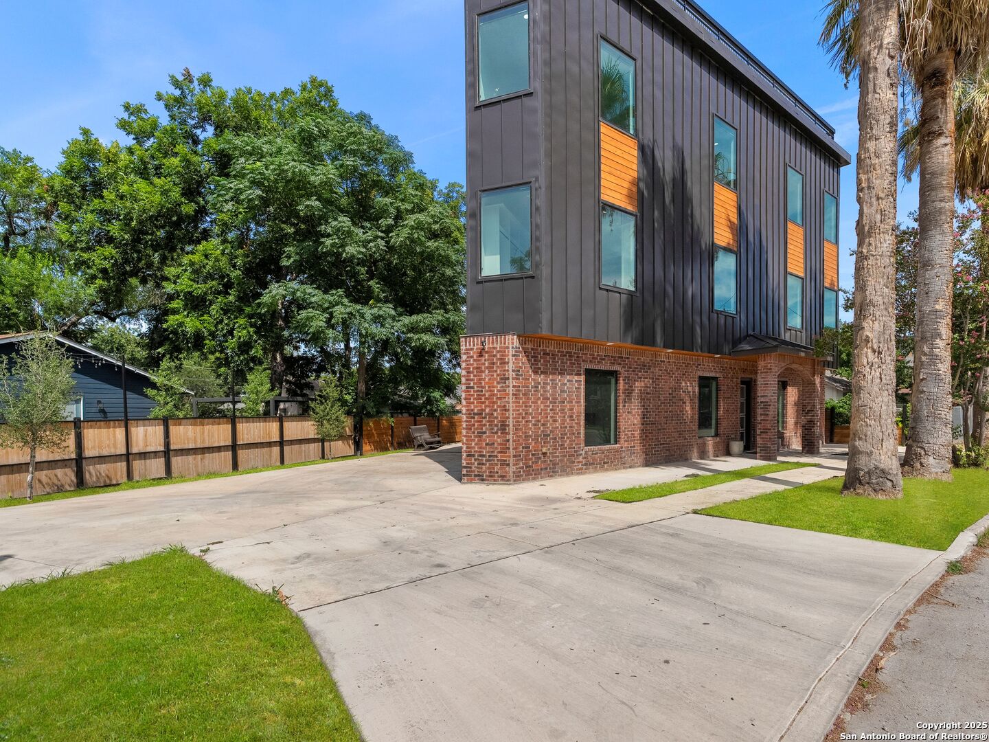 727 E Park Ave