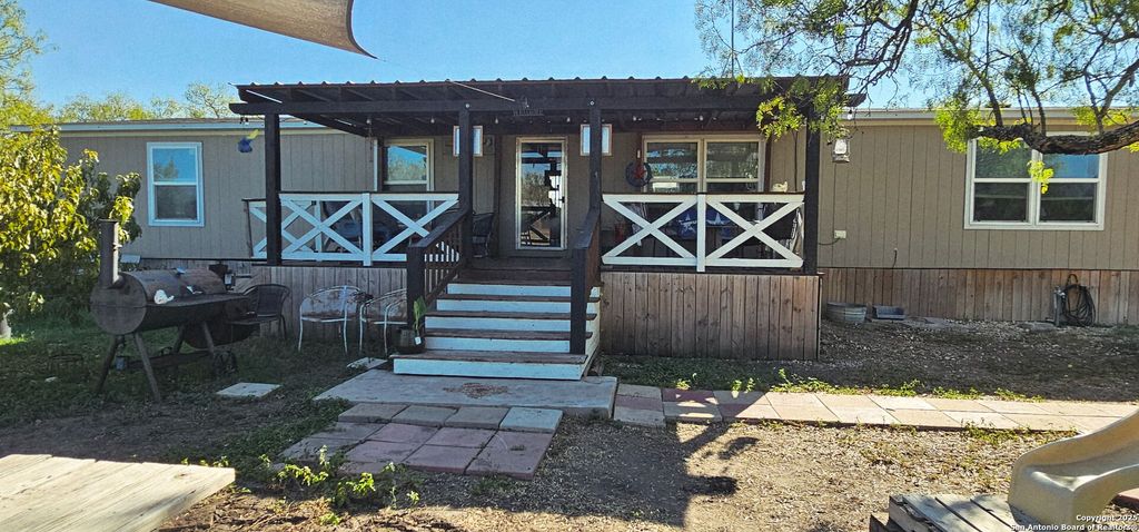 Photo of 275 W Trail, Pleasanton, TX 78064 (MLS # 1923784)