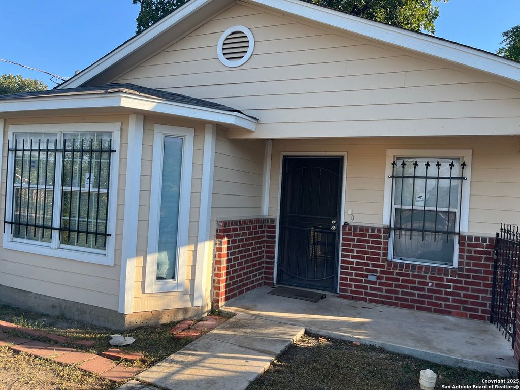 Photo of 2220 S LAREDO ST, San Antonio, TX 78207 (MLS # 1920206)
