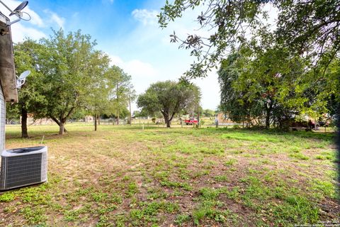 A home in Floresville