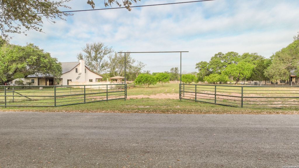 Photo of 413 W Malone, Devine, TX 78016 (MLS # 1960409)