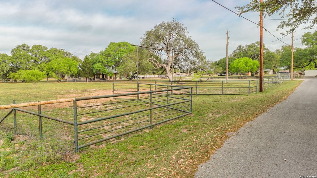 Photo of 413 W Malone, Devine, TX 78016 (MLS # 1960409)