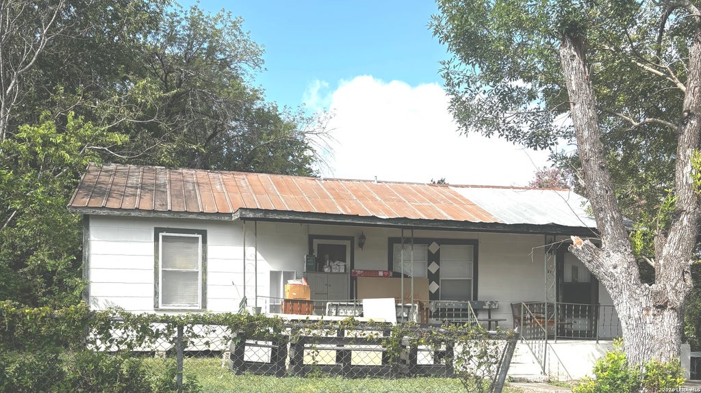 Photo of 406 S LIVE OAK AVE, New Braunfels, TX 78130 (MLS # 2008146)
