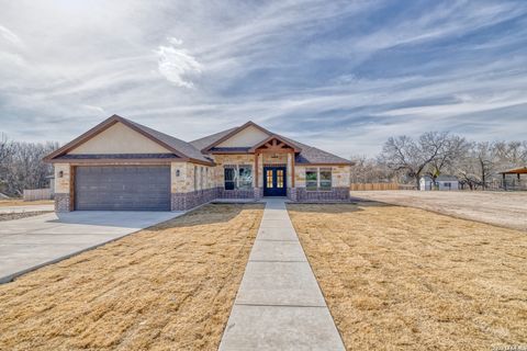 239 Country Club Ln. Uvalde TX 78801