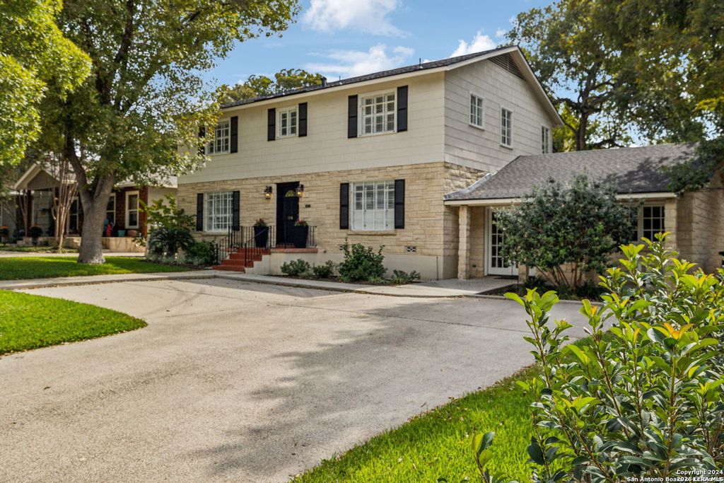 Photo of 106 MORNINGSIDE DR, Terrell Hills, TX 78209 (MLS # 2003555)
