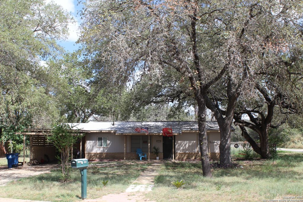 Photo of 400 Mockingbird Ln, Devine, TX 78016 (MLS # 1912147)