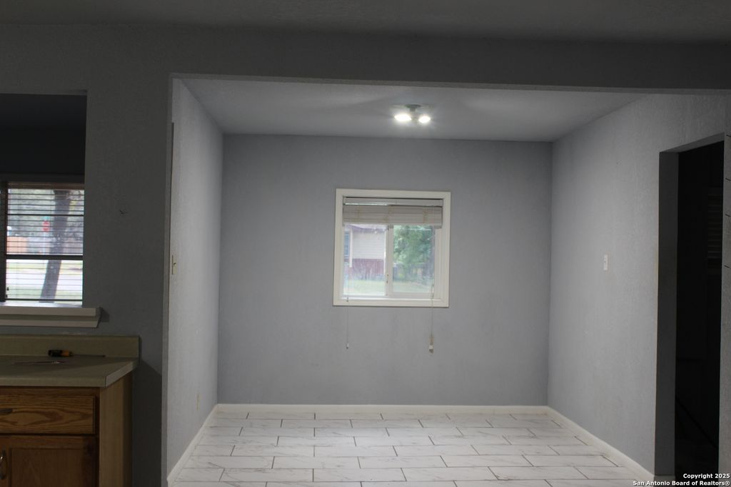 Photo of 400 Mockingbird Ln, Devine, TX 78016 (MLS # 1912147)