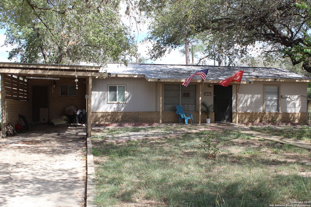 Photo of 400 Mockingbird Ln, Devine, TX 78016 (MLS # 1912147)