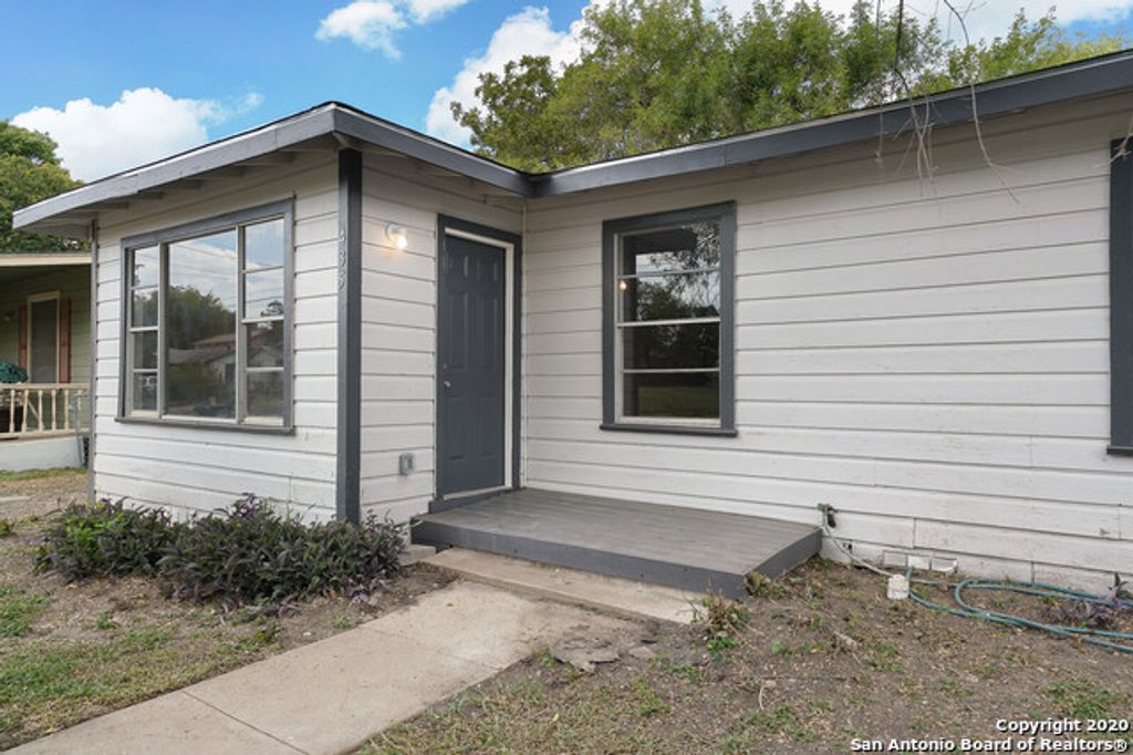 Photo of 435 W BEDFORD AVE, San Antonio, TX 78226 (MLS # 1955385)