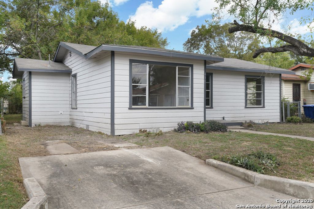 Photo of 435 W BEDFORD AVE, San Antonio, TX 78226 (MLS # 1955385)
