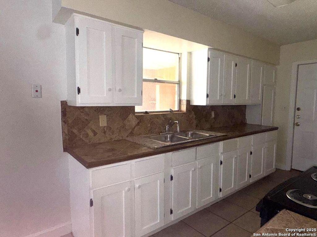 Photo of 414 N Mansfield, Pleasanton, TX 78064 (MLS # 1917395)