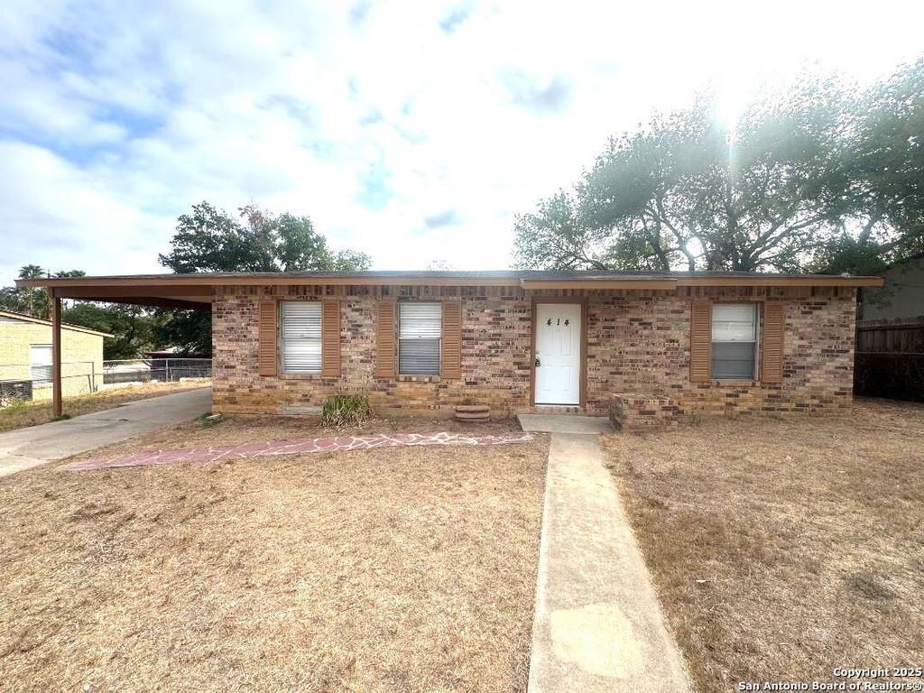 Photo of 414 N Mansfield, Pleasanton, TX 78064 (MLS # 1917395)