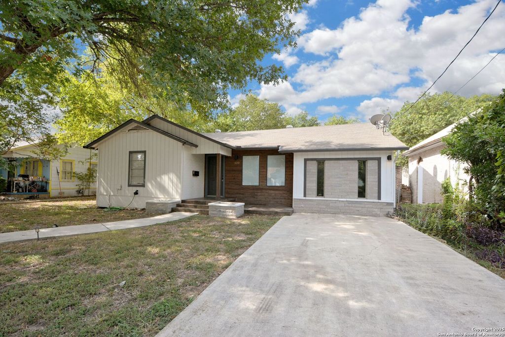 Photo of 520 AVENUE A, New Braunfels, TX 78130 (MLS # 1992462)