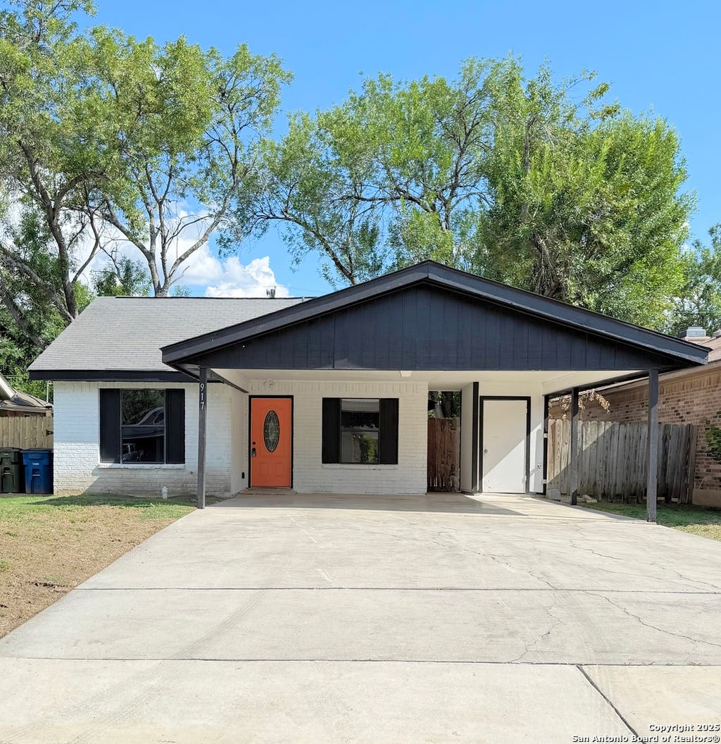 Photo of 917 SUNDANCE ST, New Braunfels, TX 78130 (MLS # 2008708)