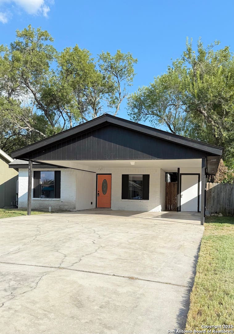 Photo of 917 SUNDANCE ST, New Braunfels, TX 78130 (MLS # 2008708)