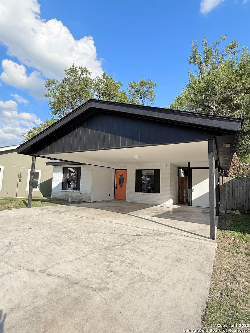Photo of 917 SUNDANCE ST, New Braunfels, TX 78130 (MLS # 2008708)