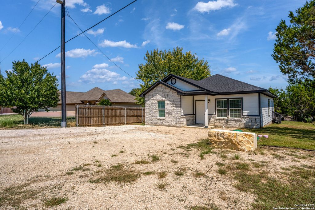 Photo of 1032 Blueridge Dr, Canyon Lake, TX 78133 (MLS # 1914059)