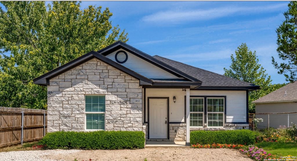 Photo of 1032 Blueridge Dr, Canyon Lake, TX 78133 (MLS # 1914059)