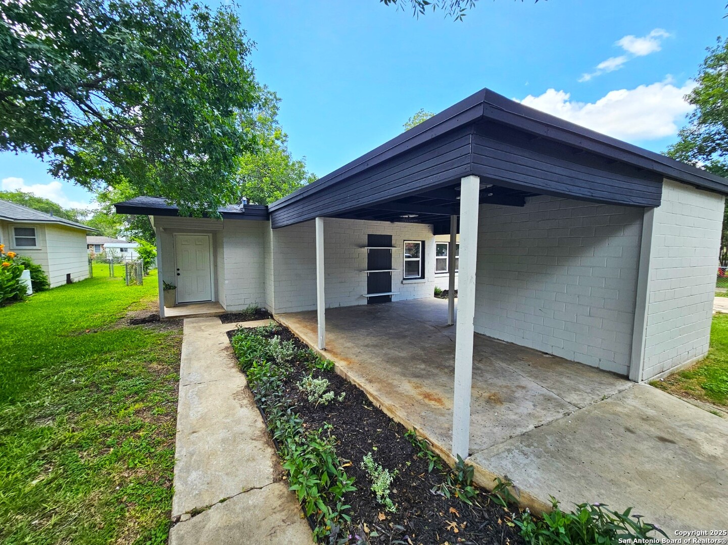958 E Humphreys