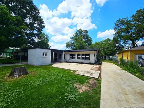 958 E Humphreys Seguin TX 78155