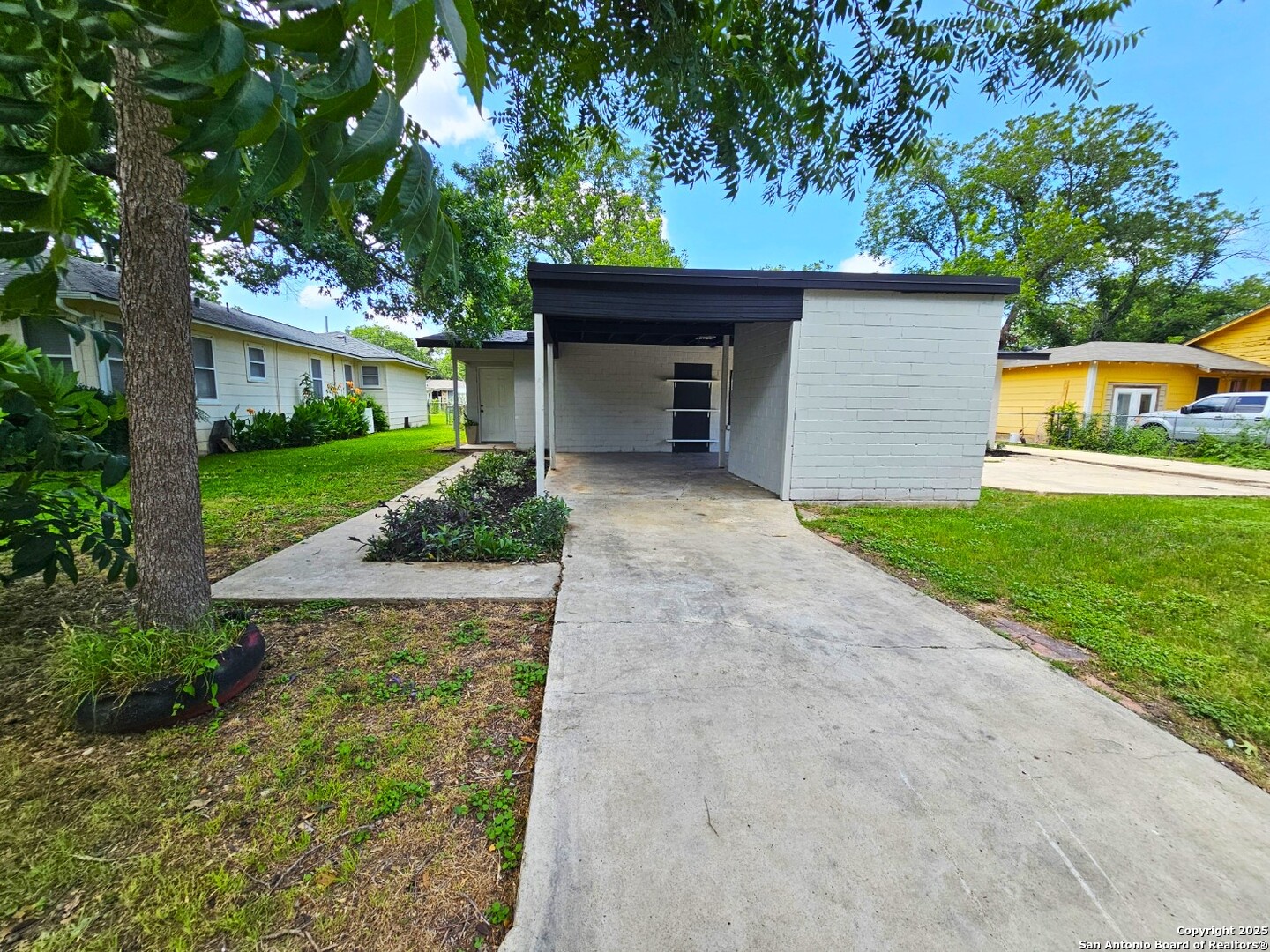 958 E Humphreys