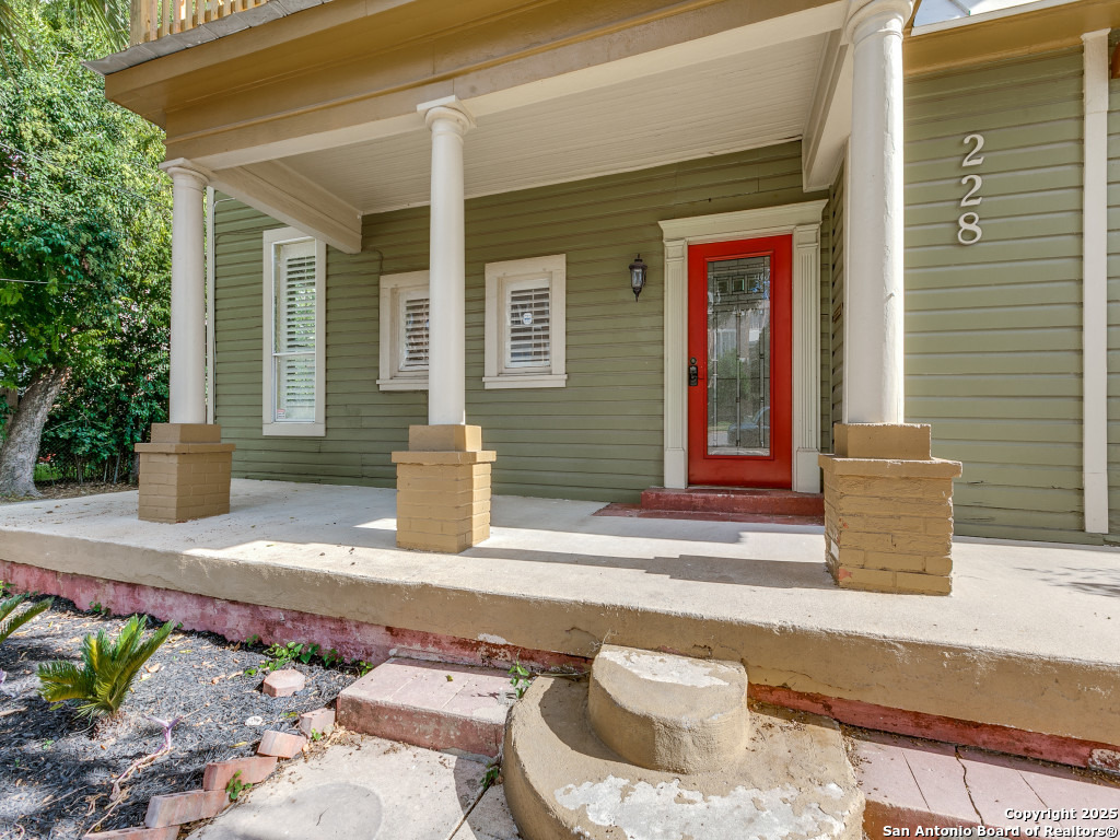 228 W Woodlawn
