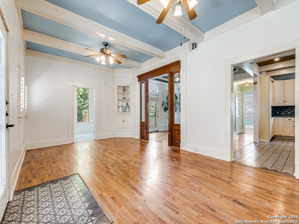 228 W Woodlawn