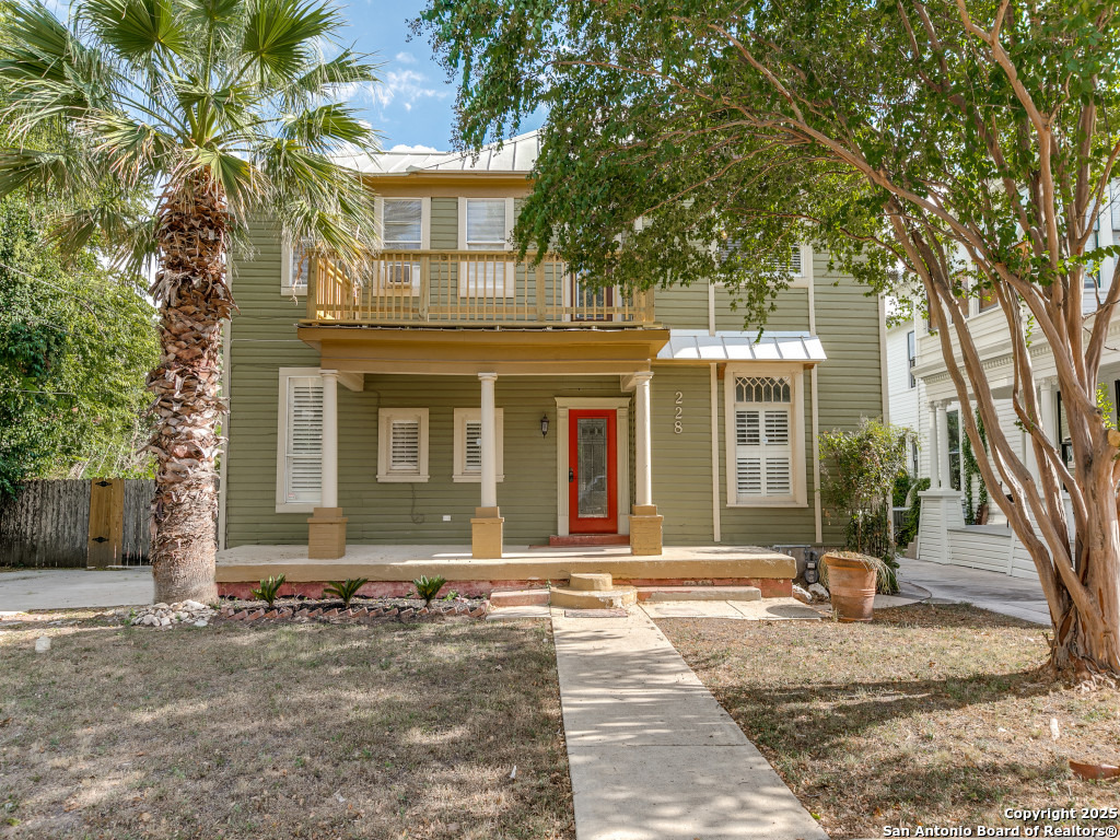 228 W Woodlawn