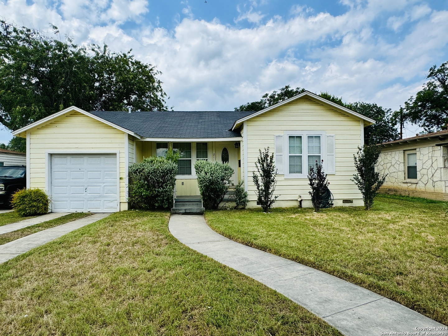 Photo 1 of 17 — 211 LEMING DR, San Antonio, TX 78201