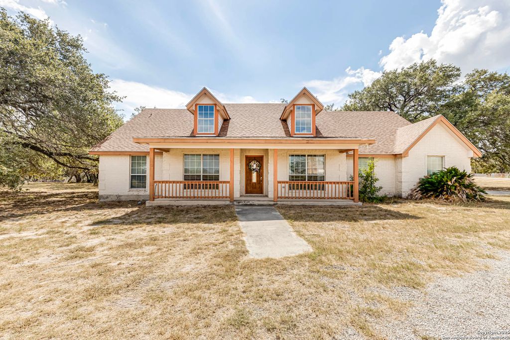 Photo of 206 Tipperary Lane, Floresville, TX 78114 (MLS # 1918003)